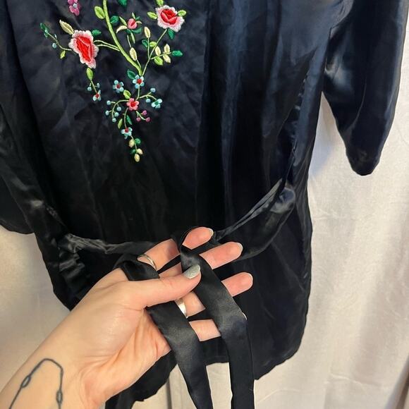 🌹 Vintage Chinese Asian Black Floral Embroidered Kimono Rayon and Silk Blend - Picture 9 of 9